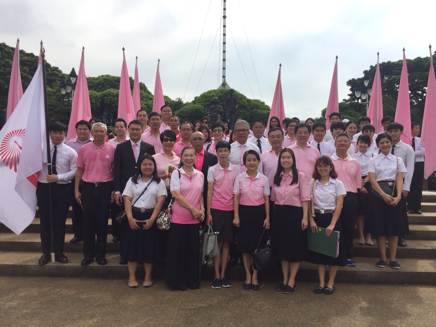 พิธีวางพวงมาลาถวายสักการะพระบาทสมเด็จพระจุลจอมเกล้าเจ้าอยู่หัว เนื่องในวันปิยมหาราช